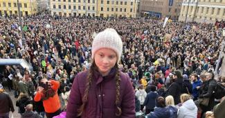 Greta su un palco di Helsinki dopo aver parlato a una folla di 10mila persone (Foto tratta dal profilo Twitter di Svante Thunberg) 