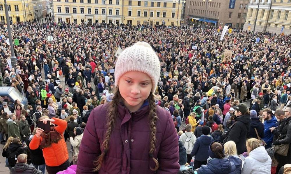Greta su un palco di Helsinki dopo aver parlato a una folla di 10mila persone (Foto tratta dal profilo Twitter di Svante Thunberg)