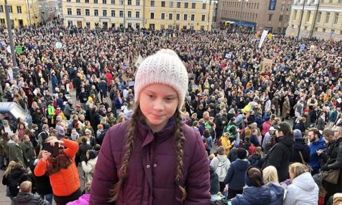 Greta su un palco di Helsinki dopo aver parlato a una folla di 10mila persone (Foto tratta dal profilo Twitter di Svante Thunberg) 