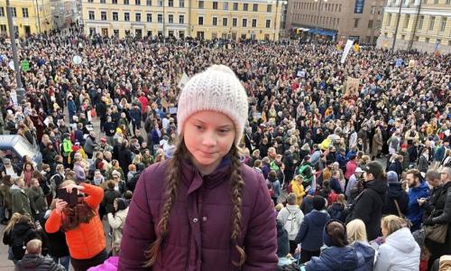Greta su un palco di Helsinki dopo aver parlato a una folla di 10mila persone (Foto tratta dal profilo Twitter di Svante Thunberg)
